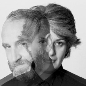 صورة المصممين Silvana Angeletti مع Daniele Ruzza اللذين يريان الجمال نتيجة للوظيفة وتقنيات الإنتاج