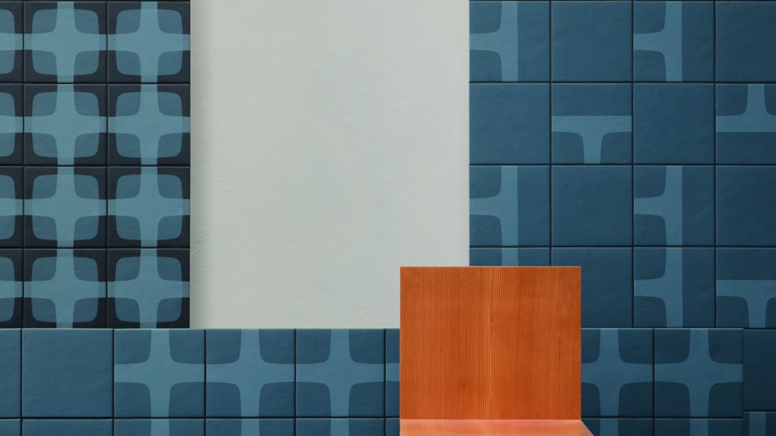 جدار Betty من Mutina بشبكة زخرفية Night Blue