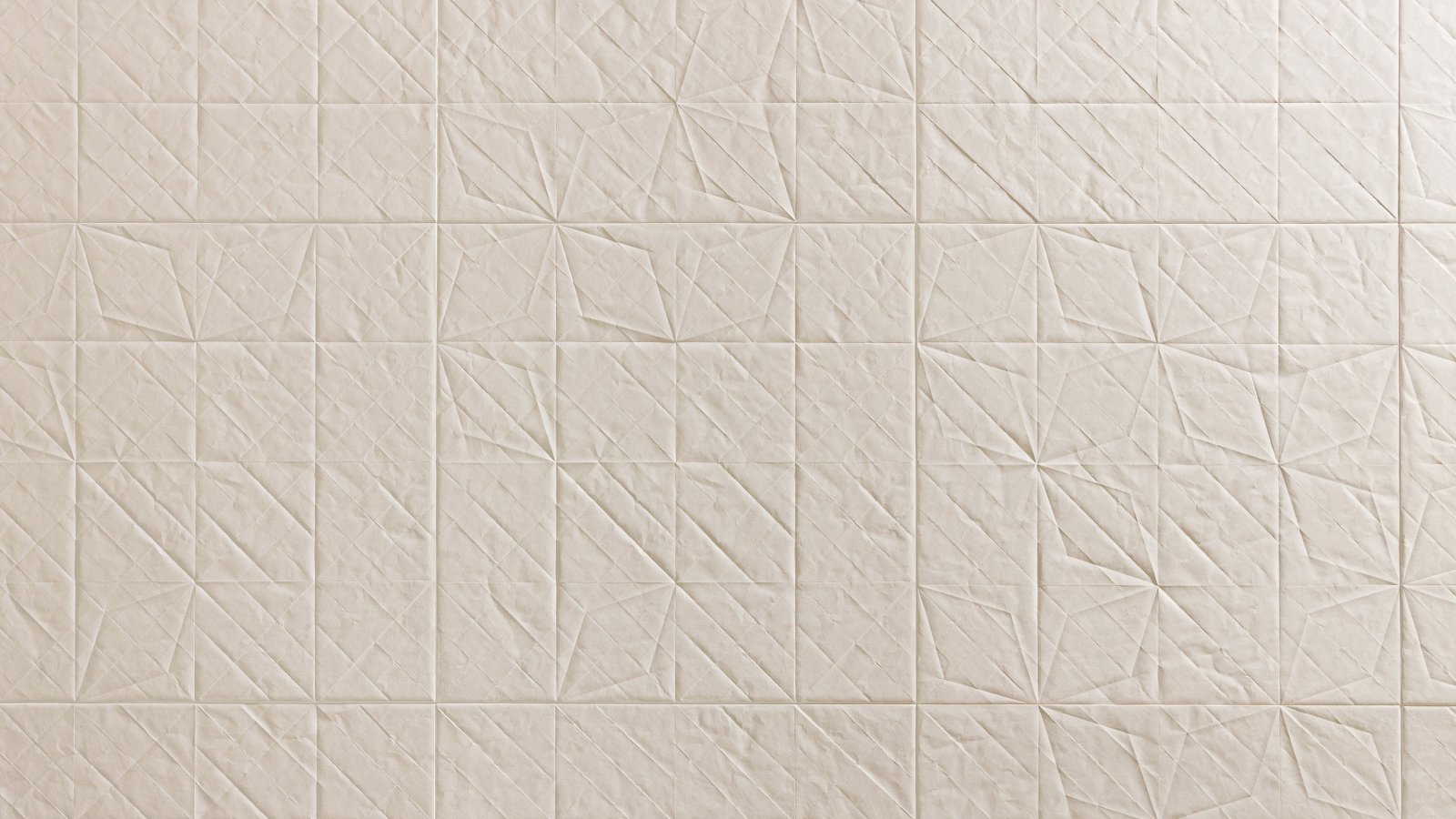 سطح بورسلان Folded من Mutina بنقش الورق المطوي