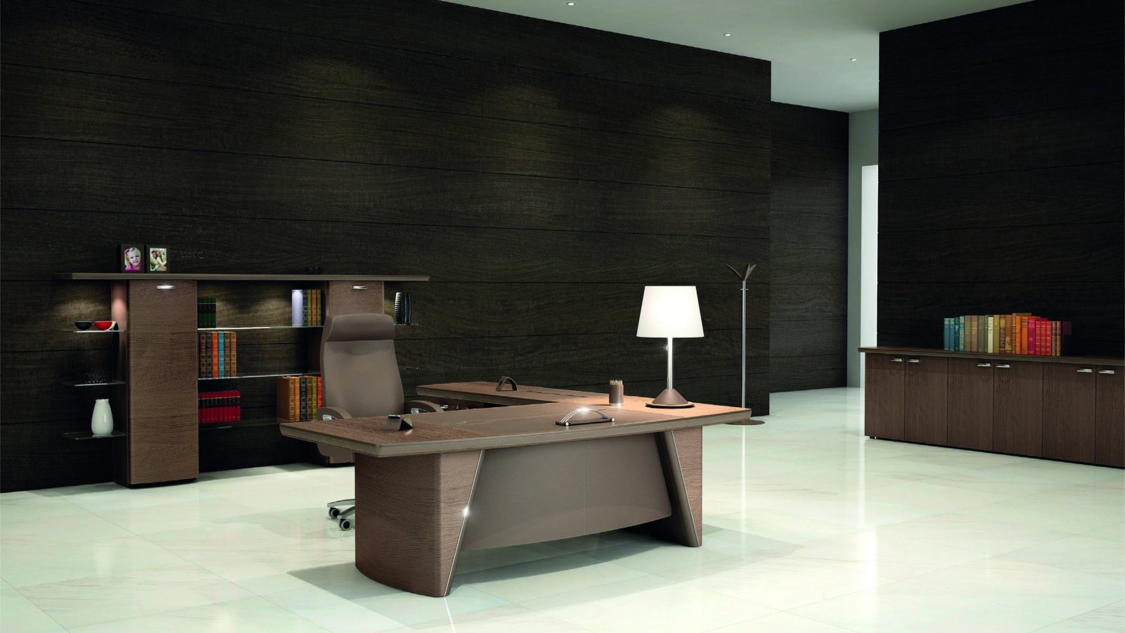 شريط مطلي بذهب عيار 24 على جانب مكتب iSixty Luxury