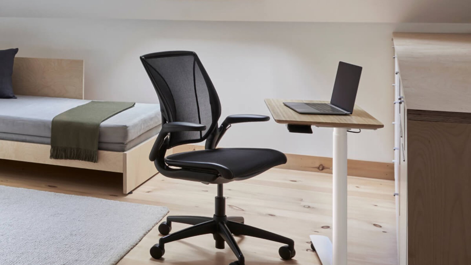 كرسي مكتب مريح World LM من Humanscale بظهر شبكي من ثلاثة ألواح