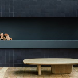 صالة انتظار بأرضية Mews بلون Chalk ومقاعد جلدية