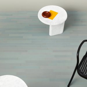 ركن قهوة بأرضية Mews بلون Green وطاولات خشبية فاتحة