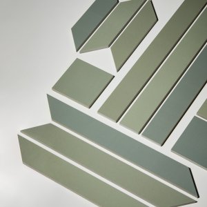 لقطة قريبة لدرجات اللون الخمس عشرة في بلاطة Mews بلون Pigeon