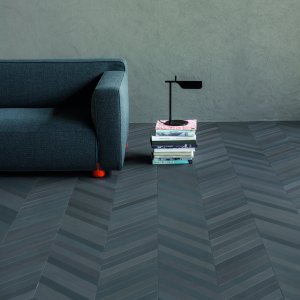 أرضية عظم السمكة من بلاط Mutina Mews بلون Ink في ردهة استقبال