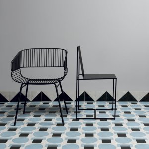 Futura Half Black وHalf Blue في تكوين واحد
