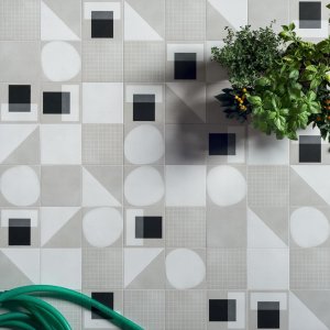 سيراميك تصميم Futura من 41zero42 مقاس 15x15 على جدار حمّام