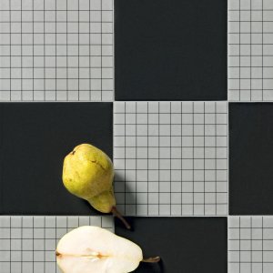 Futura Grey وBlack في دورة مياه مكتب