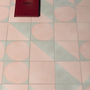 Futura Grid Black على الجدار وأرضية من Futura Drop Black