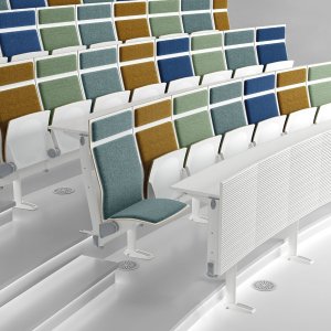 صفوف منحنية بنظام Omnia Evolution في قاعة جامعية