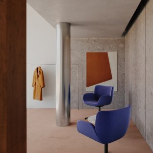 كرسي لاونج كاري في منطقة الانتظار