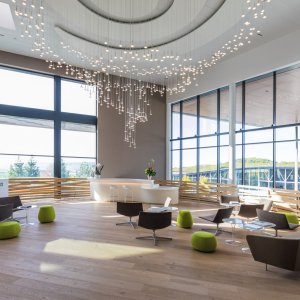 أريكة Loop بتصميم Lievore Altherr Molina في قاعة مضيئة