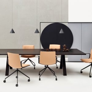 طاولة Cross Office بوحدات الطاقة والبيانات