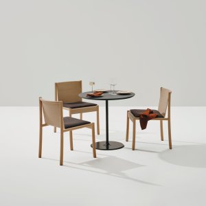 كرسي Kata Chair بصدفة منجّدة ودرزات