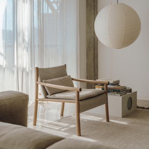 كرسي Kata Lounge على الشرفة بالنقشة المخططة
