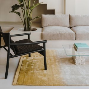 كرسي Kata Lounge بجانب طاولة منخفضة