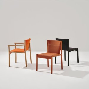 كرسي Kata Chair من دون مساند عند مكتب الاستقبال