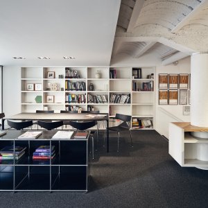صينية كابلات مثبّتة تحت مكتب Nuur Office من Arper