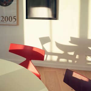 قاعدة بأربع أرجل خشبية لكرسي Saya من Arper