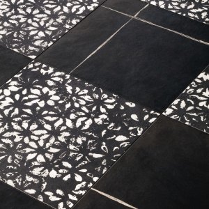 Chymia مركّبة عمودياً على جدار