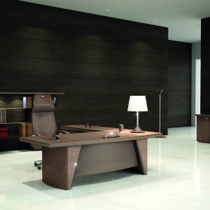شريط مطلي بذهب عيار 24 على جانب مكتب iSixty Luxury