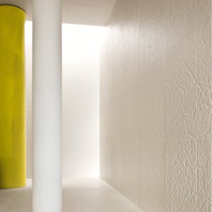 حمام مكسو بـFolded الأبيض من Raw Edges