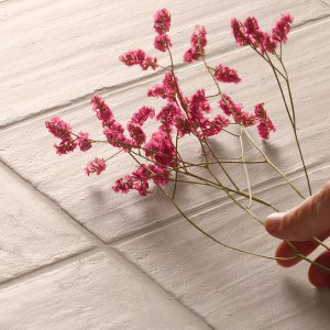أرضية Plain Tiles بلون Clay Matt مقاس 15×15 من مجموعة Mutina في غرفة