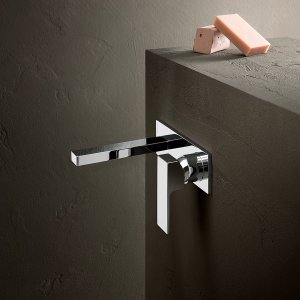 حمّام الضيوف مع خلاط Fantini Mint بتشطيب Matt Gun Metal PVD على المغسلة