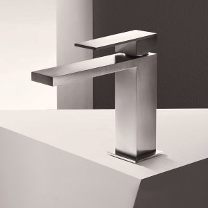 صنابير تصميم إيطالية: خلاط Mint بتشطيب Matt Gun Metal PVD بجانب مغسلة