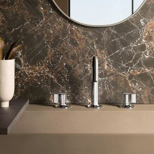 مقابض Flora بأربعة أجنحة بتشطيب Matt Gun Metal على مغسلة من الحجر