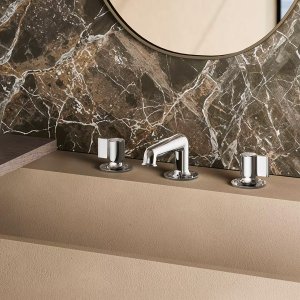 عمود دش Flora Outdoor من الفولاذ عند حافة المسبح في حديقة منزل