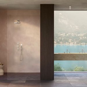حوض استحمام مع مقابض Flora مصفوفة أفقيًا على الجدار فوق صنبور التعبئة