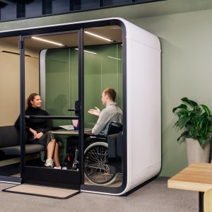 كبينة Framery Four Accessible بأثاث قابل للطي