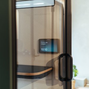 مكالمة فيديو بإضاءة مخصصة داخل Framery One Compact