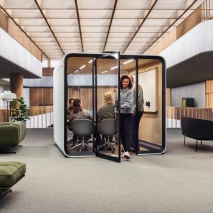 اجتماع ستة أشخاص حول مائدة Framery Six