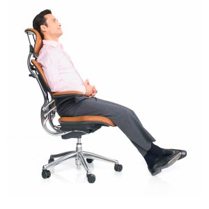 كرسي Freedom من Humanscale أمام مكتب إداري