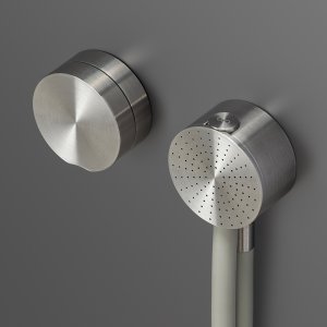 أوامر تحكم جدارية من مجموعة Giotto من Cea Design على جدار الدش