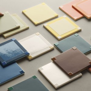 Homage to the Square بلون Chocolate