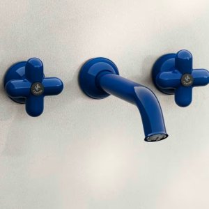 مقبض I Balocchi الأحمر بأربعة فصوص مستديرة على قاعدة من الكروم