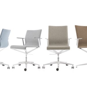 كراسي اجتماعات Stick Chair من ICF Office حول طاولة الاجتماعات