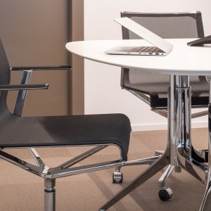 مساند ذراعين مفتوحة من الألمنيوم في Stick Chair