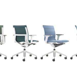صف من كراسي Una Chair في قاعة مجلس الإدارة