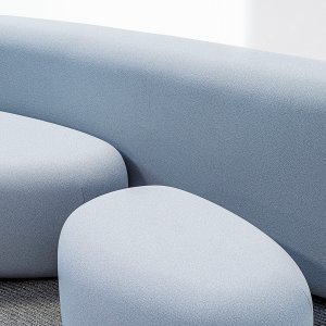بوفا Lisse الصغير والمتوسط متجاوران في بهو مكتب هادئ
