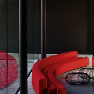 تصميم Pierre Paulin عام 1967 في إعادة إصدار LaCividina: أريكة Osaka