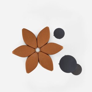 طاولة خشبية بمنافذ USB إلى جانب Waves