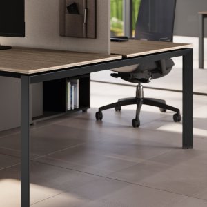Desking-bench تشغيلي 5th Element من Las Mobili على قوائم جسرية شبه منحرفة من الفولاذ المسحوب