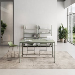 محطة عمل تشغيلية Fil Rouge من Las Mobili ببروفيل أحمر على الـbench وهيكل ألمنيوم بلون الطحلب