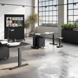 Bench جلوس-وقوف UP بجانب واقف وآخر جالس