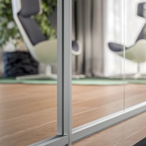 بروفيل ألومنيوم بتشطيب برونزي لنظام القواطع من Quadrifoglio