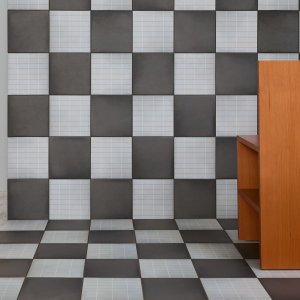 Aurore Light Grey Grid S و Grid L في حمام الادارة